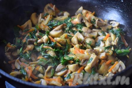 Шпинат пустит сок и заметно уменьшится в размерах, это говорит о том, что наша зажарка из грибов и овощей для супа готова, выключаем огонь.