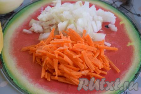 Пока варится картофель, нарежем мелко лук и морковь.