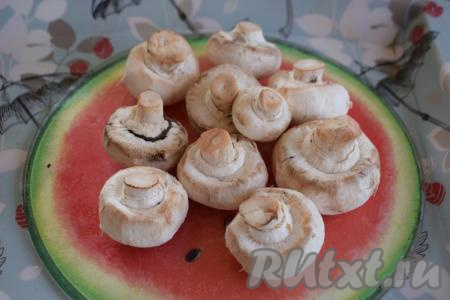 Пока томятся овощи, займёмся грибами. Если готовите суп с лесными грибами, тогда их нужно перебрать, почистить и отварить в течение 25-30 минут. Я готовила с шампиньонами, их нужно очистить от плёночки.