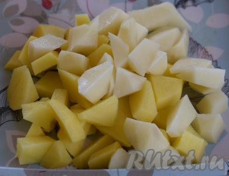 Картофель нарежем на дольки.