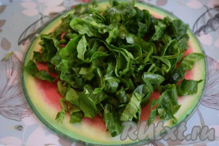 Шпинат моем, обсушиваем и нарезаем на тонкие полоски.