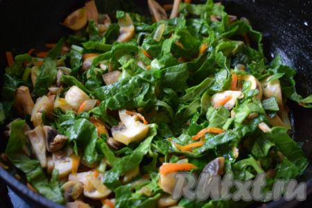 Добавляем измельчённый шпинат в сковороду с овощами и грибами, перемешиваем и тушим, примерно, 2-3 минуты на медленном огне.