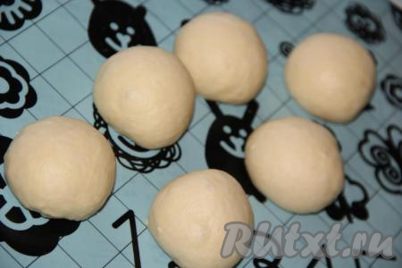 Разделить тесто на 12 шариков весом, примерно, по 70 грамм.