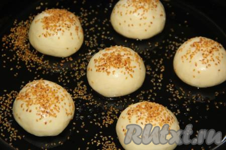 Как только булочки поднимутся, аккуратно смазать верх булочек водичкой и присыпать кунжутом. Выпекать булочки для бургеров в разогретой до 200 градусов духовке, примерно, 20-25 минут (до лёгкого золотистого цвета).