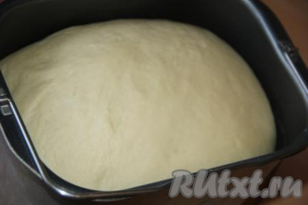 Если вы будете замешивать&nbsp;тесто руками, тогда нужно развести в тёплом молоке (молоко не должно быть горячим, его температура должна быть, примерно, 40 градусов) дрожжи и сахар, оставить в тепле до образовании пышной шапки. Затем добавить яйцо, растопленное тёплое сливочное масло и растительное масло, слегка перемешать и всыпать муку и соль. Замесить тесто, оно получится мягким и нежным, слегка липнущим. Оставить тесто в миске, накрыв полотенцем, на 1,5 часа. Тесто увеличится в объёме, примерно, в два раза.