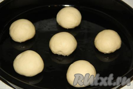 Сформировать из теста круглые булочки, выложить их на расстоянии друг от друга на противень, смазанный растительным (или сливочным) маслом, и оставить для расстойки на 30 минут.