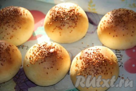 Готовые булочки остудить и можно делать&nbsp;из них домашние бургеры.