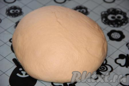 Тесто обмять и оставить на столе под полотенцем на 30 минут.