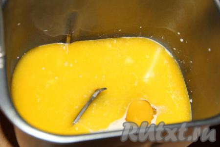 Сливочное масло растопить. Растительное и тёплое сливочное масло влить в ведёрко хлебопечки.