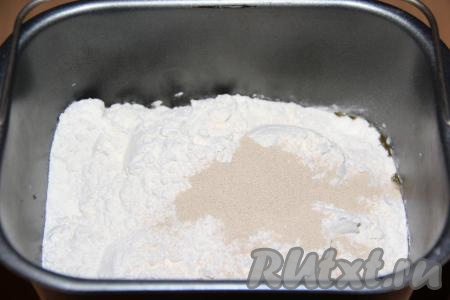 Добавить муку и дрожжи, закрыть крышку хлебопечки, выставить режим "Замес теста" (в моей хлебопечке он длится 1,5 часа).