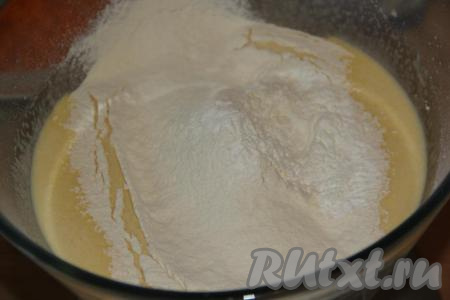 Просеянную муку и разрыхлитель всыпать в получившуюся массу, перемешать тесто лопаткой.