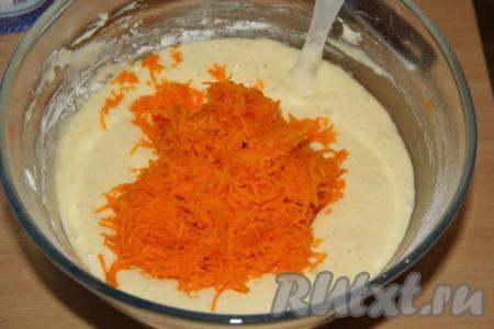 Мякоть тыквы натереть на мелкой тёрке, а затем добавить в тесто, перемешать лопаткой.