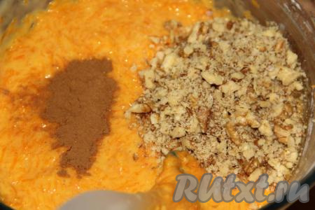 Орехи крупно порубить и вместе с корицей добавить в тесто.