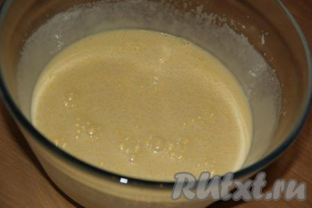 Сливочное масло растопить. Не горячее растопленное масло вылить в яичную массу, слегка взбить миксером.