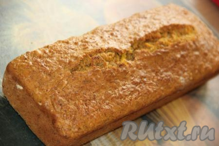 Выпекать кекс в разогретой духовке при температуре 200-220 градусов, примерно, 40 минут. Тыквенно-апельсиновый кекс в процессе выпечки поднялся и слегка треснул сверху. Готовый кекс слегка остудить в форме, а затем достать и остудить на решётке.