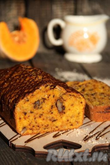 Остывший вкусный, аппетитный тыквенно-апельсиновый кекс посыпать сахарной пудрой или полить растопленным шоколадом и подать к столу.