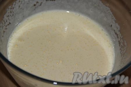 Миксером в течение 7 минут взбить яйца с сахаром. Масса посветлеет и получится пышной.