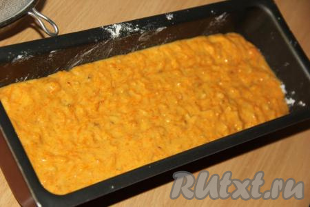 Выложить тесто в форму (я выпекала тыквенно-апельсиновый кекс в прямоугольной форме для кексов и хлеба), смазанную предварительно маслом.