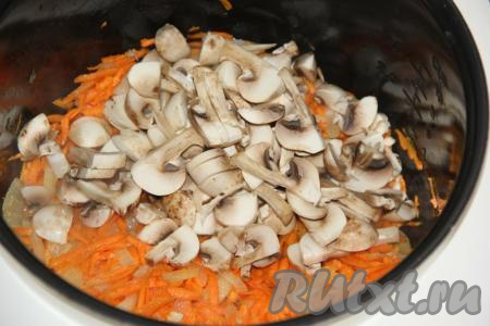 Если используете грибы, то самое время их добавить. Я нарезала свежие шампиньоны на пластинки и добавила в чашу. Обжаривать грибы с овощами в течение 3 минут. Если не добавляете грибы, то просто продолжайте обжаривать морковку с луком в течение 3 минут.