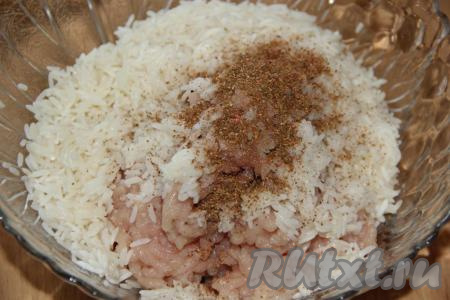 К фаршу с рисом всыпать соль и специи.