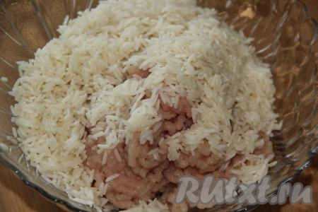 Затем рис откинуть на дуршлаг, чтобы стекла лишняя вода, а после этого соединить с мясным фаршем (фарш можно приготовить в домашних условиях, пропустив кусочки мяса через мясорубку, а можно купить в магазине).