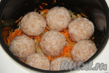 Из фарша сформировать круглые тефтели. Я разделила фарш на 8 достаточно крупных тефтелей и выложила&nbsp;на овощи.