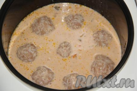 В отдельной миске соединить воду, сметану, томатную пасту и муку, посолить соус по вкусу и перемешать. Получившийся соус влить в чашу и включить режим мультиварки "Тушение".