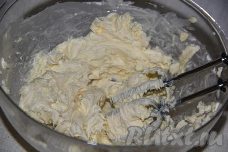 Сливочное масло заранее достать и дать полежать при комнатной температуре. Взбить миксером мягкое сливочное масло в течение&nbsp;2 минут.
