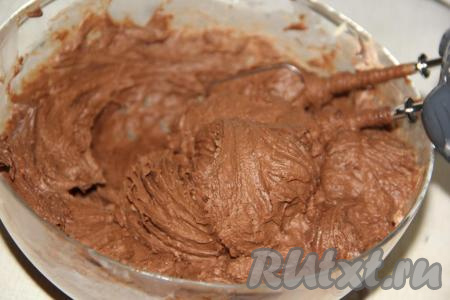 Взбивая, добавить весь заварной крем. Взбить крем миксером до однородного состояния.