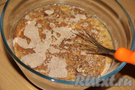 В смесь сухих ингредиентов влить получившуюся молочно-масляную смесь.