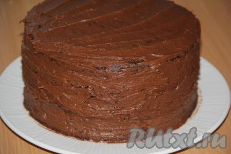 Смазать коржи получившимся кремом и складывать их один на другой. Верх и бока торта "Прекрасная маркиза" тоже смазать кремом и поставить на ночь в холодильник.