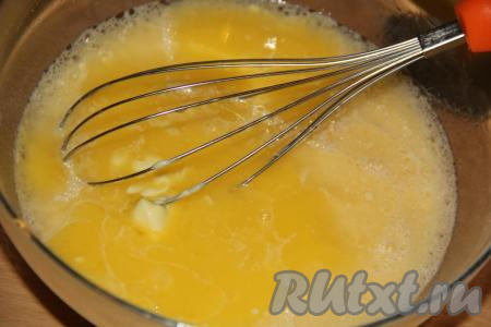 К молочно-яичной смеси добавить растительное масло, уксус и растопленное негорячее сливочное масло, перемешать.