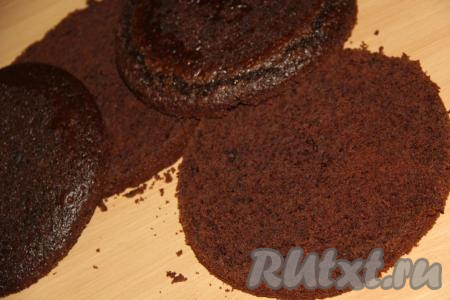 Коржи разрезать на две части. У нас получится 4 коржа.