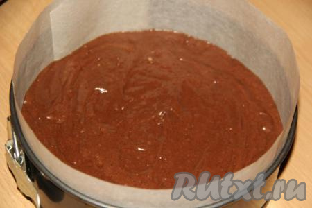 Тесто разделить на две равные части. В форму для выпечки (я выпекала в разъёмной форме диаметром 22 см), застеленную пергаментом, выложить одну часть теста и выпекать бисквит в разогретой духовке, примерно, минут 20 при температуре 200 градусов (готовность бисквита проверить сухой зубочисткой - при прокалывании готовой выпечки зубочистка по-прежнему останется сухой).