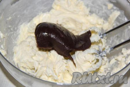 Затем небольшими порциями во взбитое сливочное масло добавлять шоколадный заварной крем, каждый раз взбивая миксером.