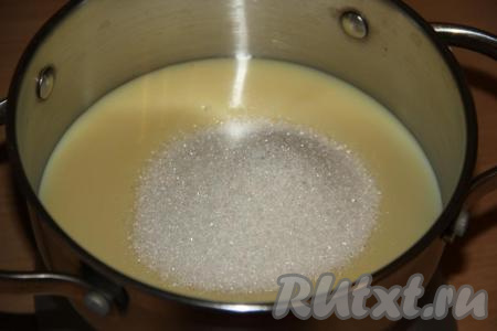 Теперь приготовим шоколадный заварной крем, для этого в кастрюле с толстым дном нужно выложить сгущённое молоко, добавить воду и сахар, перемешать.