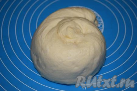 Затем рулет скручиваем в улитку.