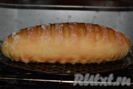 В процессе выпечки батон отлично поднимется, станет румяным, красивым и будет аппетитно пахнуть свежим хлебом.