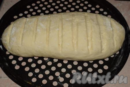 Затем острым ножом делаем надрезы на поверхности батона и оставляем на расстойку, примерно, на 30-40 минут, накрыв сверху плёнкой (или полотенцем).