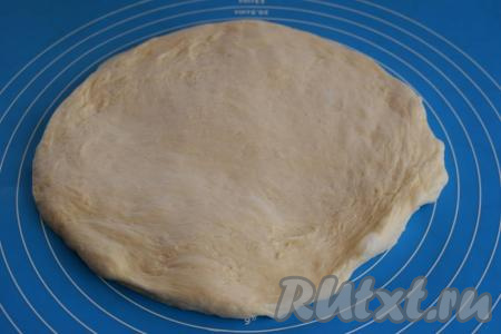 Готовое подошедшее тесто слегка обминаем и растягиваем в пласт.