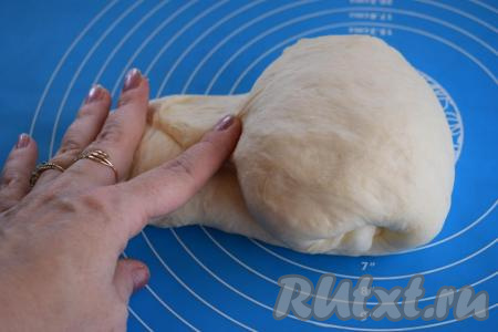 Затем рулет скручиваем в улитку.