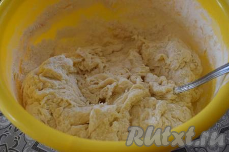 Сначала смешиваем все ингредиенты до однородности при помощи ложки, тесто быстро сворачивается в ком.