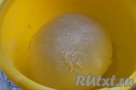 Затем приступаем к замесу руками. Вымешиваем тесто, примерно, 5-8 минут (до однородности и гладкости). По консистенции оно получается мягким, нежным и упругим, хорошо держит форму и не липнет к рукам.