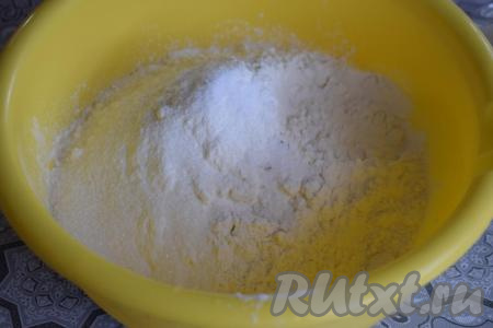 Для замешивания теста возьмём глубокую миску, высыпаем в неё муку, добавляем сахар и соль, перемешиваем.