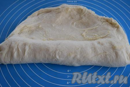 Далее сворачиваем пласт в рулет.