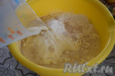 Добавляем в миску дрожжи и тёплую воду (вода не должна быть горячее&nbsp;40 градусов), вливаем растительное масло и начинаем замес теста.