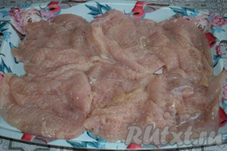 Куриное филе промыть, обсушить. Каждое филе разрезать вдоль пополам не до конца,&nbsp;развернув мясо, как книжку. Отбить филе молоточком для отбивных с двух сторон (в результате получится 6 отбивных).