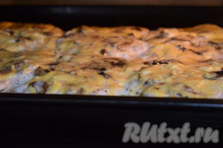 Подготовленные куриные отбивные с сыром и шампиньонами отправляем в разогретую духовку и запекаем при температуре 190 градусов, примерно, 30 минут.