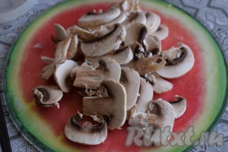 Шампиньоны очищаем&nbsp;от плёночки и нарезаем пластинами.