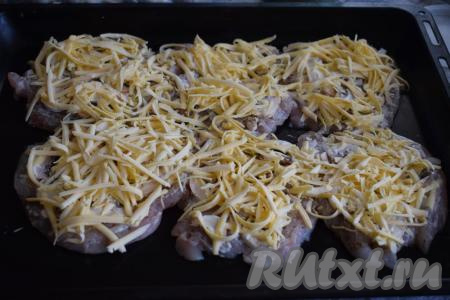 Посыпаем&nbsp;сверху натёртым на крупной тёрке сыром.